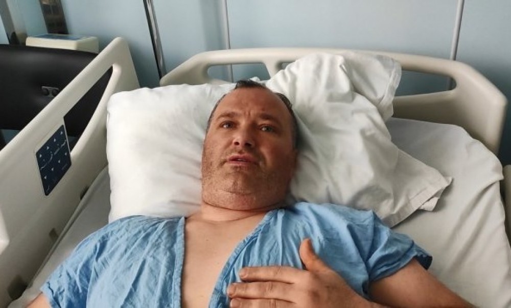 FOTO // Povestea EMOȚIONANTĂ a unui tată care a donat zilele trecute fiului său un rinichi